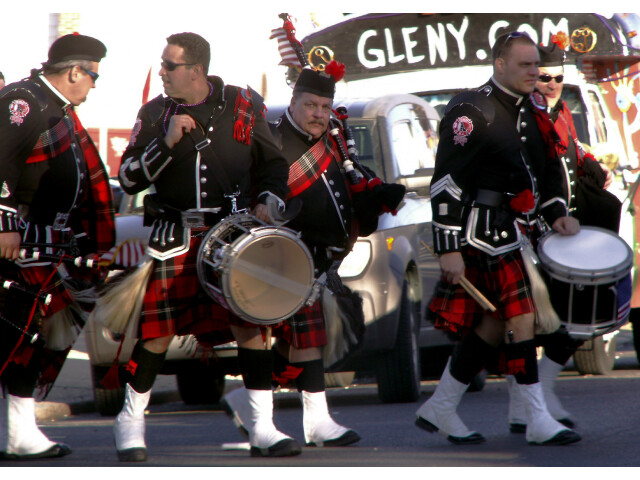 Don%27t Diss The Newark Bagpipes - This Guy%27s Packin%27%21